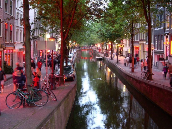 Улица Красных фонарей в Амстердаме днем
